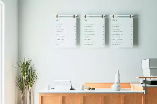 des menus blancs suspendu dans un coffee shop