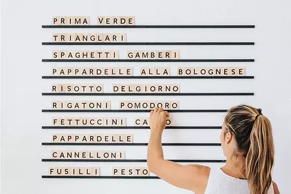 un menu pour restaurant avec des lettres en bois