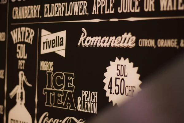 gros plan sur une ardoise et menu d'un restaurant