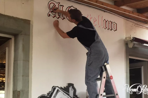 pose à la main de lettrage pour un menu d'un restaurant