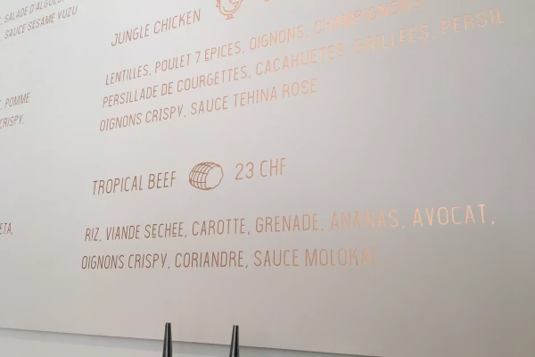 menu ardoise d'un restaurant blanc