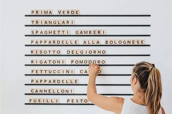 menu pour restaurant en lettres en bois