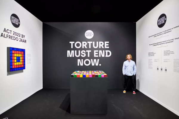 un stand décoré et coloré pour une exposition et foire