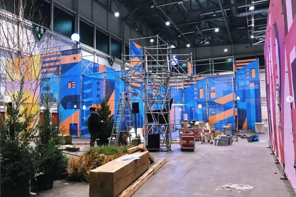 des bâches imprimées sur des structures d'événements