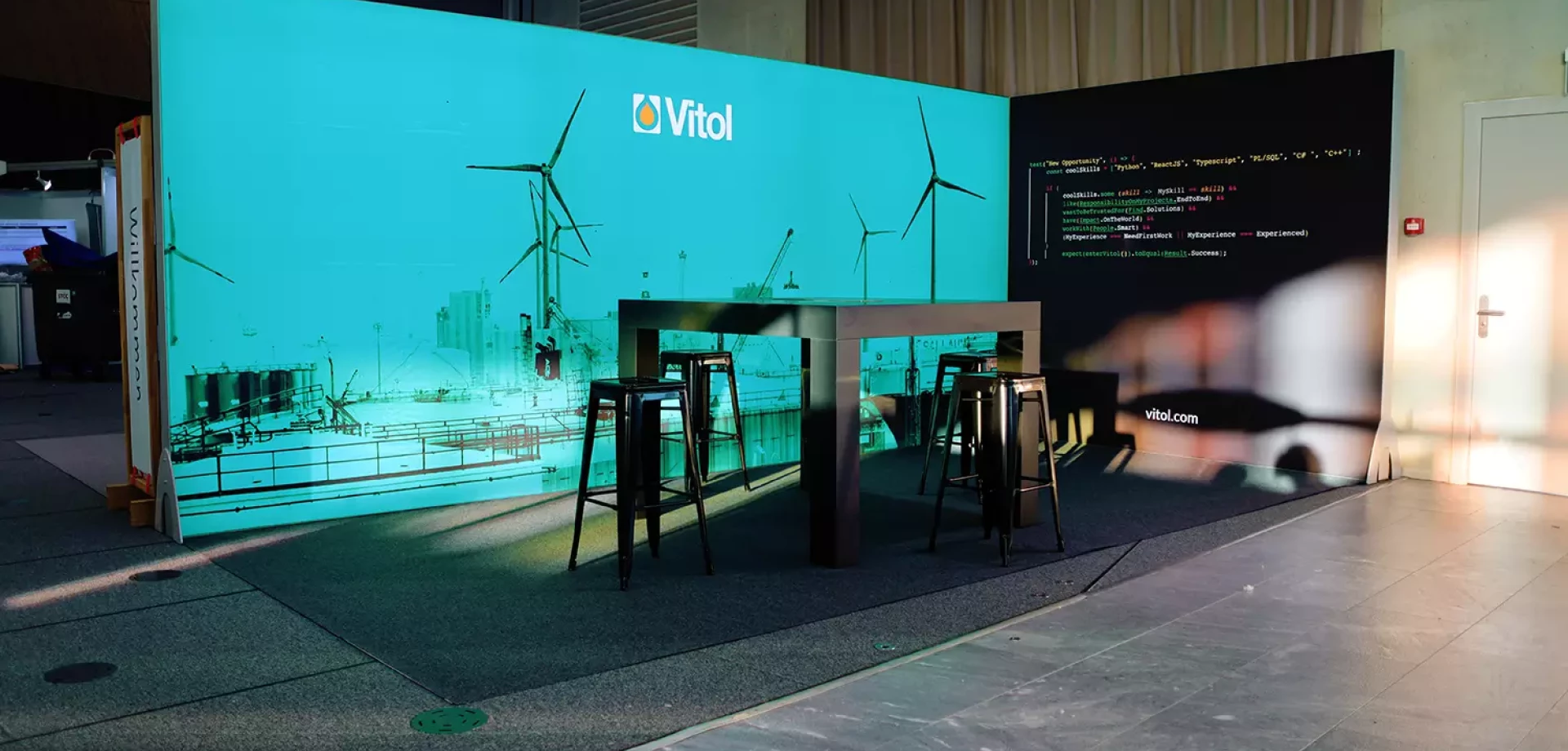 stand rétro-éclairé dans une foire