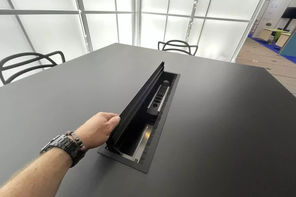 table sur mesure pour un stand avec prises électriques