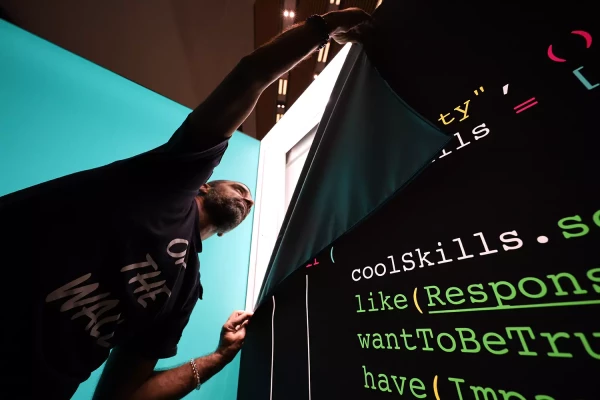 montage d'un stand rétro-éclairé pour événement