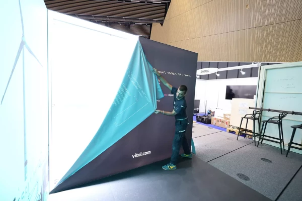 montage d'un stand rétro-éclairé lors d'un salon professionnel