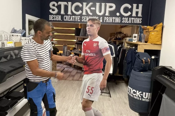 publicité sur lieu de vente représentant un footballeur grandeur nature