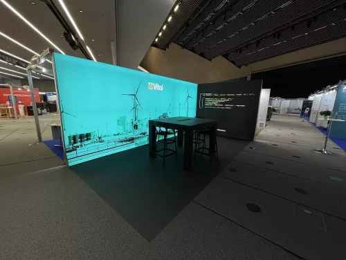 stand rétro éclairé dans un salon professionnel