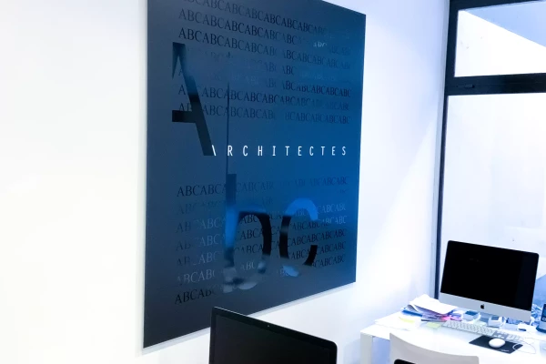 un panneau de chantier accroché au mur