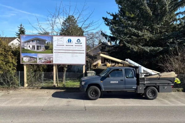 Pose professionnelle, découpe, impression d'un panneau de chantier personnalisé à Genève par stick-up.ch