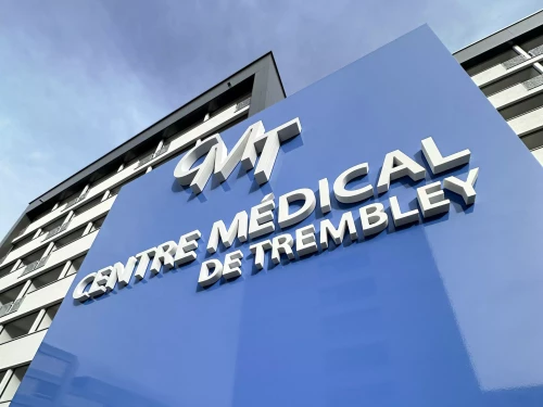 Fabrication de lettres 3d sur mesure pour totem d'entreprise à Genève par stick-up.ch