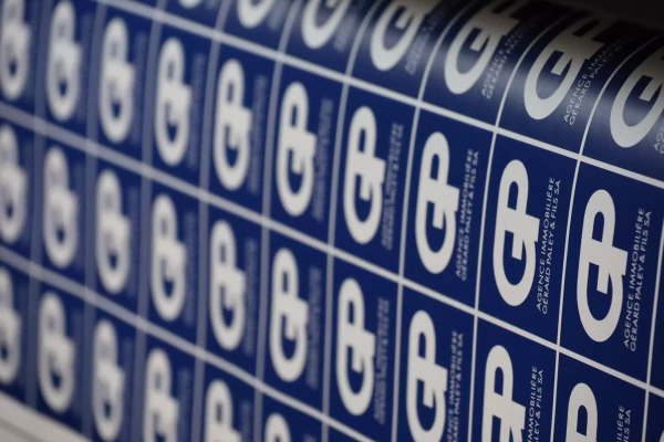 impression et découpe d'une planche d'autocollants bleus