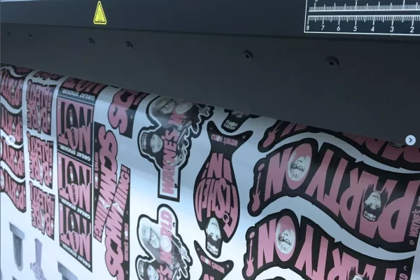 impression et découpe d'une planche d'autocollants fun