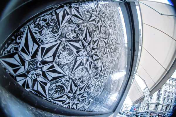 bumper sticker sur une vitrine Volcom