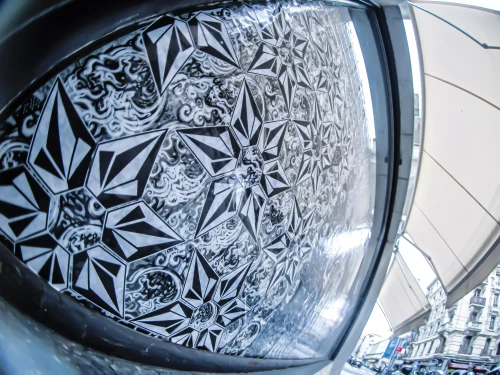 un patchwork volcom sur une vitrine