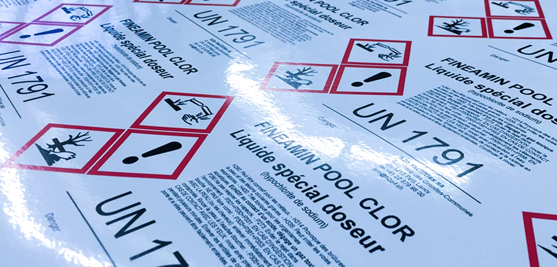 étiquettes imprimées pour des bidons industriels