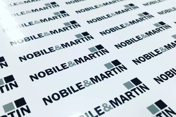 étiquettes adhésives pour bidons industriels