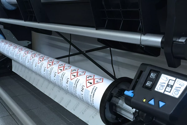 impression d'étiquettes adhésives pour bidons industriels