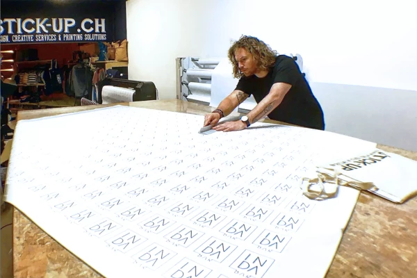 fabrication d'étiquette adhésive pour la restauration