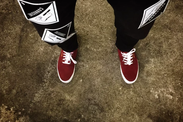 étiquette adhésive pour bidons collés sur un pantalon noir