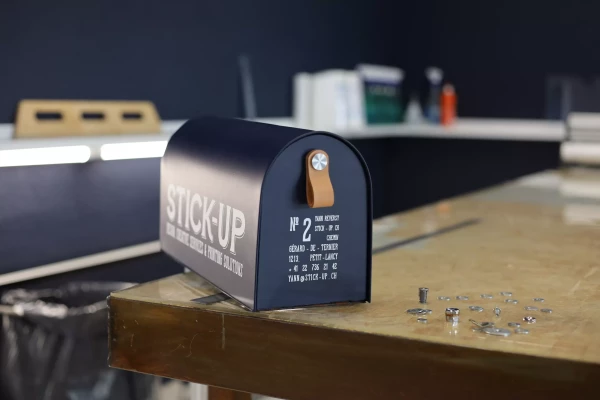 lettres découpées sur mesure collées sur une boîte aux lettres vintage