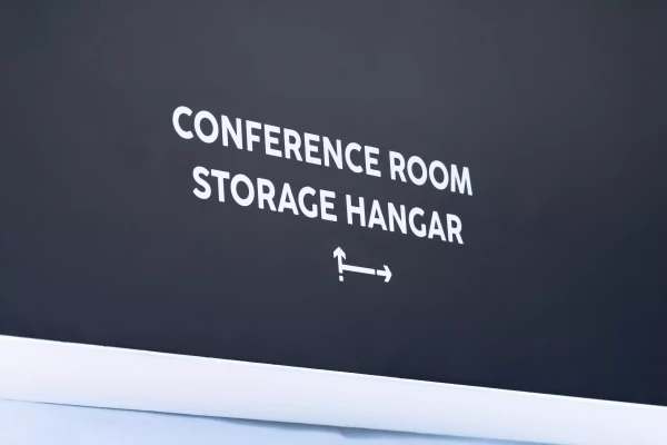 lettres découpées sur mesure indiquant une salle de conférence