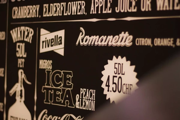 lettres découpées sur mesure collées sur menu mural dans un restaurant