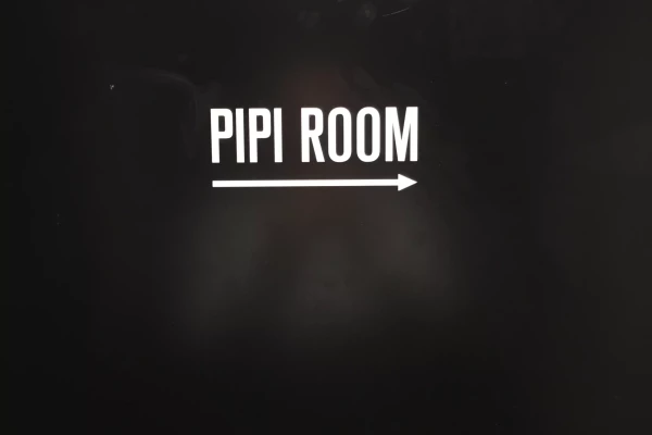 lettrage blanc collé sur un mur indiquant les wc