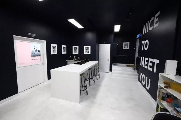 lettrage adhésif collé sur un mur de bureau