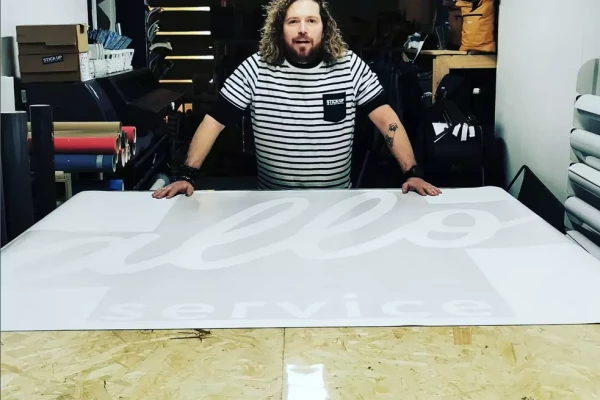 fabrication et découpe de vinyle autocollant dans un atelier