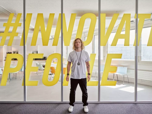 lettres découpées et collées sur une vitrine de bureau