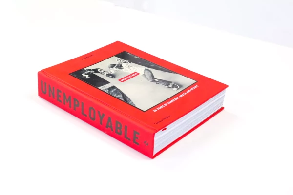 un livre d'art rouge