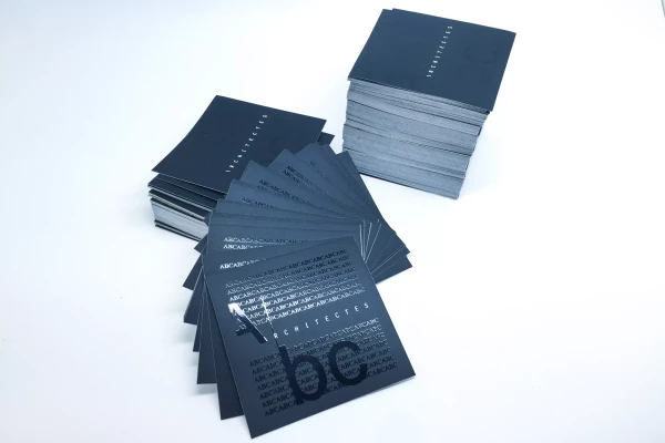 une pile de cartes de visites noires pour entreprise