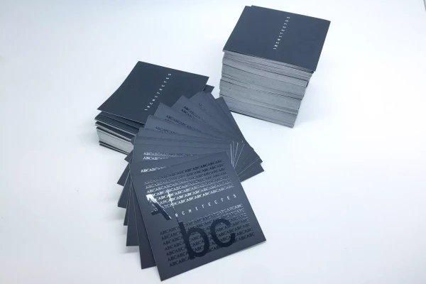 une pile de cartes de visite noires pour entreprise