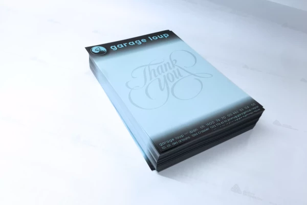 une pile de cartes de visite pour une entreprise de garage automobile