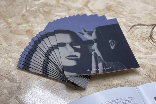 pile de brochures d'art imprimée