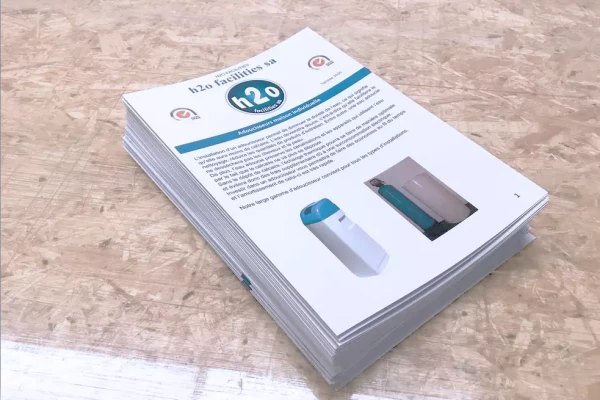 une pile de brochures informatives pour entreprise