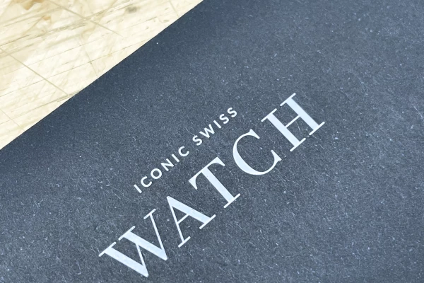 gaufrage de lettres argentées sur papier noir