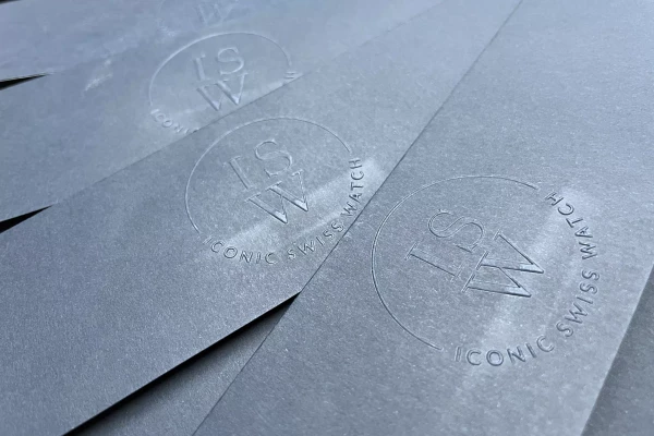 gaufrage de lettres noir en relief sur papier noir