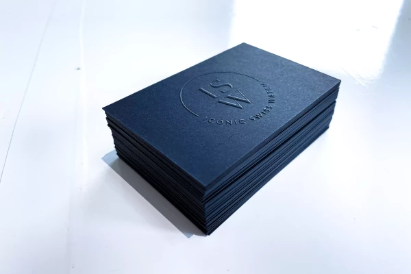 pile de cartes de visites noires gaufrées