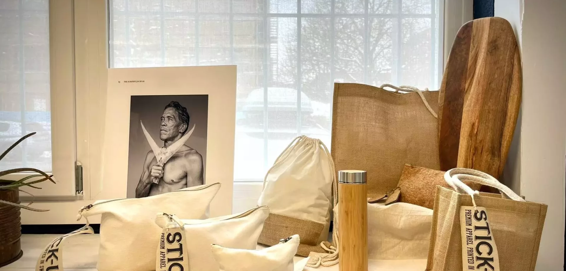 un présentoir avec des objets en lin customisés