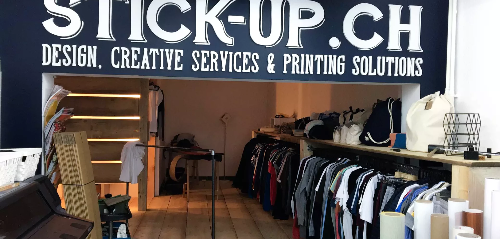 un showroom de tissus et t-shirts