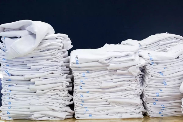 pile de t-shirts imprimés pour entreprise de peinture