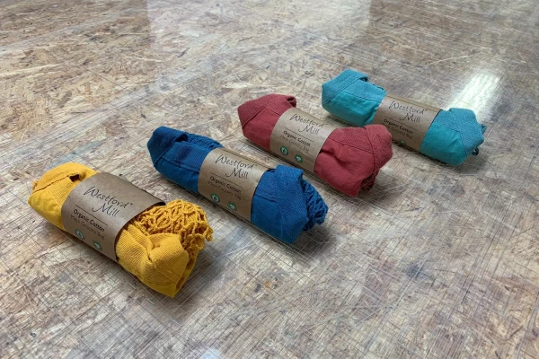 des textiles customs de différentes couleures