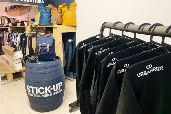 présentation de t-shirts sportifs flockés