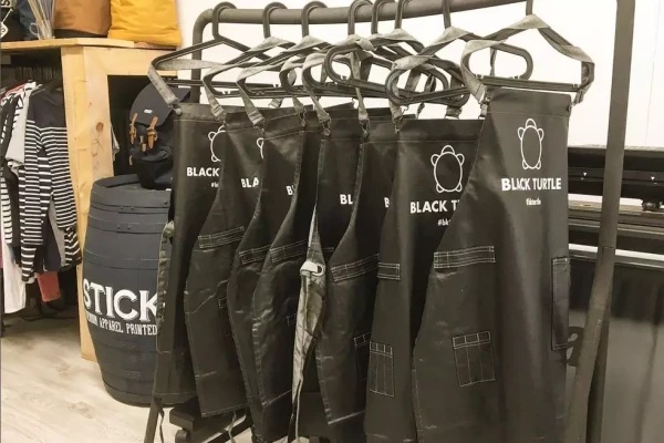 des tabliers de bar imprimés sur mesure