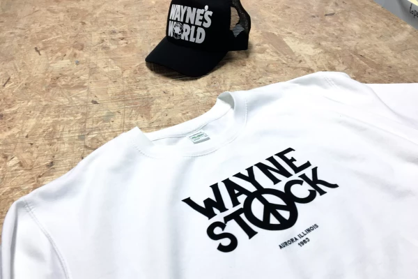 t-shirt et casquette imprimés