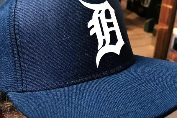 casquette bleue avec logo bleu
